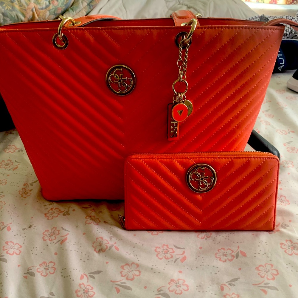 Used guess purse still looks new